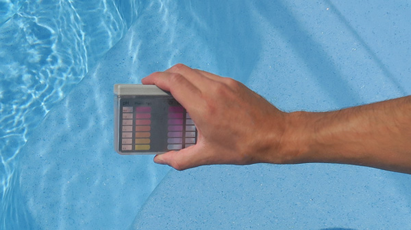 pomiar chloru w basenie testerem