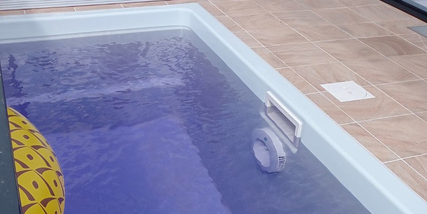 purple water in swimming pool